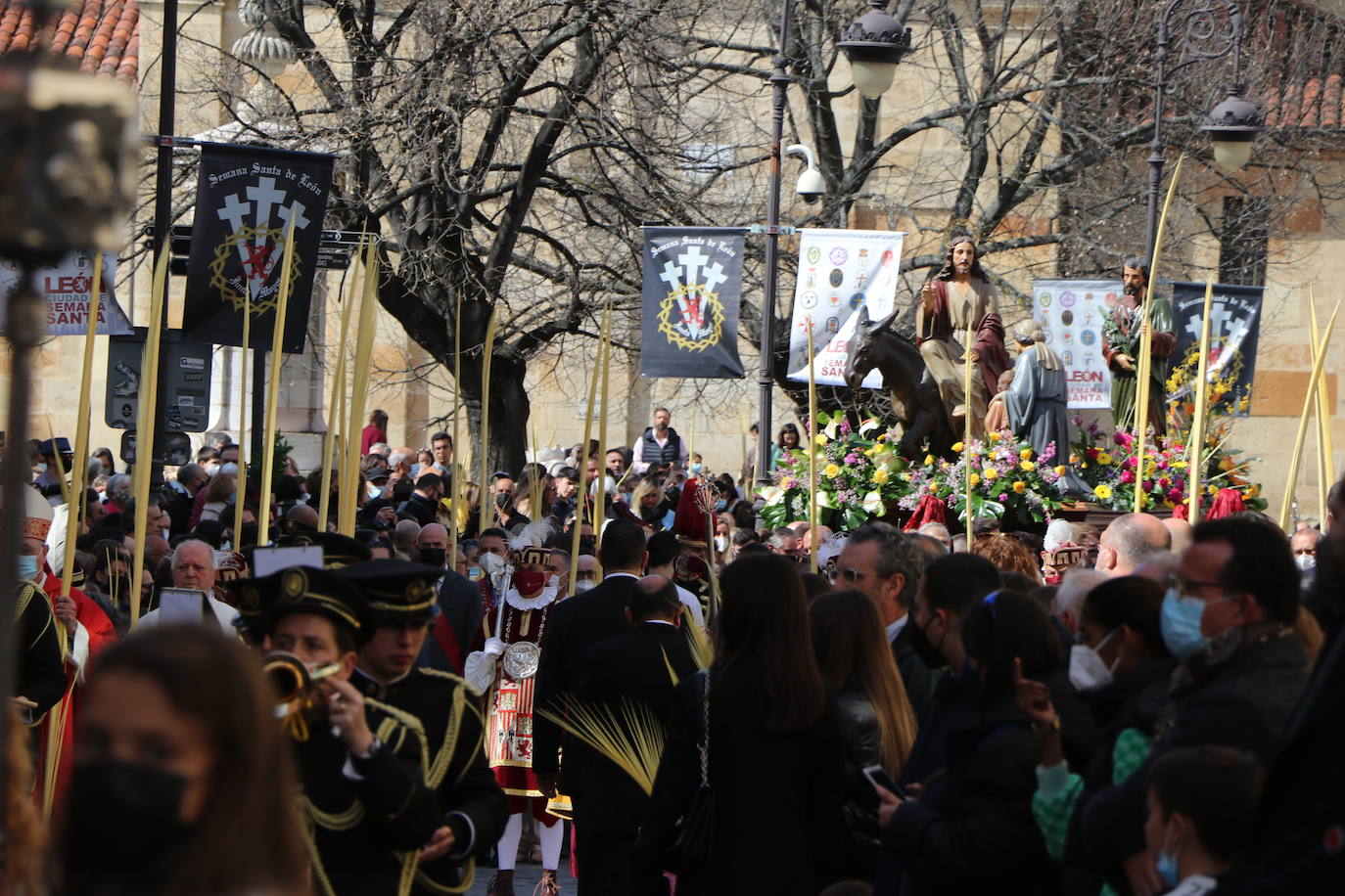 Miles de personas se asoman al paso de la borriquilla por las calles de León.