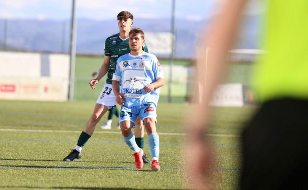 Lance del partido entre Guijuelo y Atlético Astorga. 