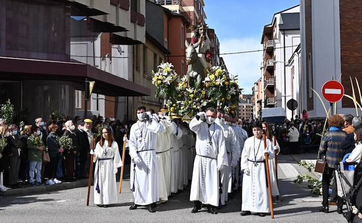 El paso de la ' Entrada Triunfal en Jerusalén', popularmente conocida como ' La Borriquilla', salió del templo a hombros de los cofrades que llevaban más de dos años esperando este momento.