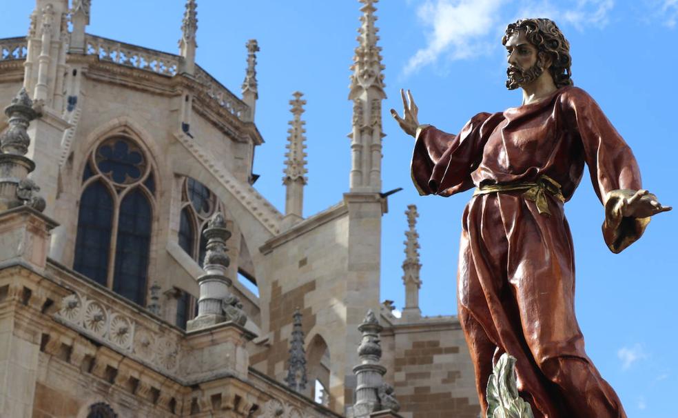 La Procesión del Cristo del Gran Poder, a su paso por la zona de la Catedral de León.