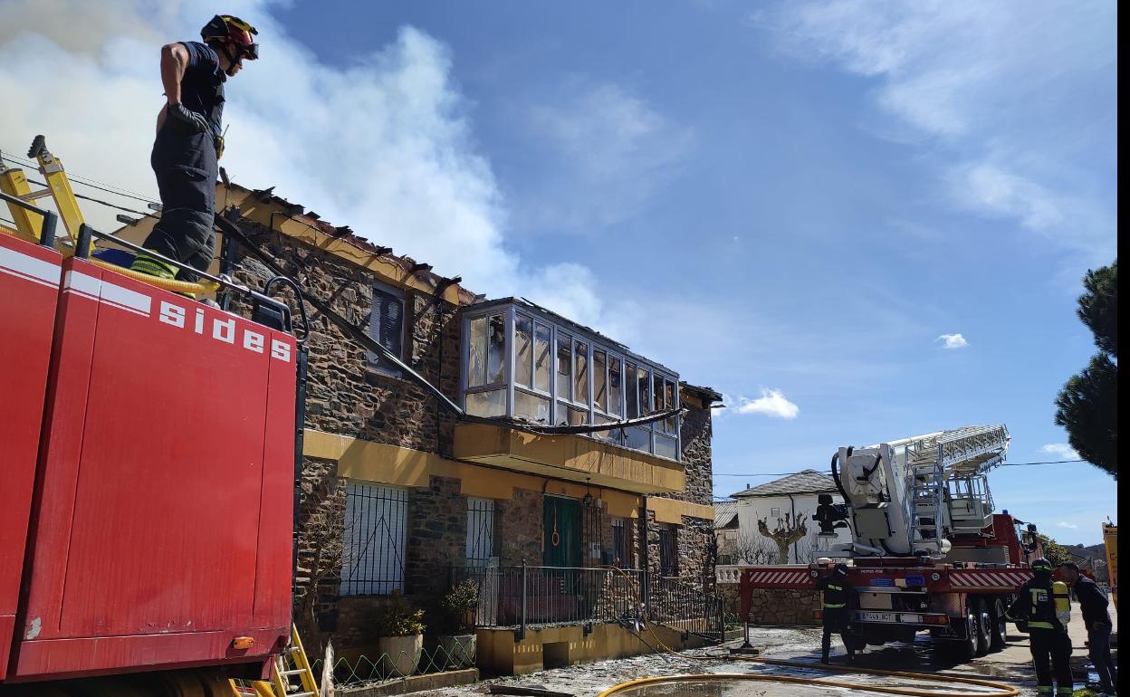 El fuego calcina una vivienda en la localidad de Porqueros