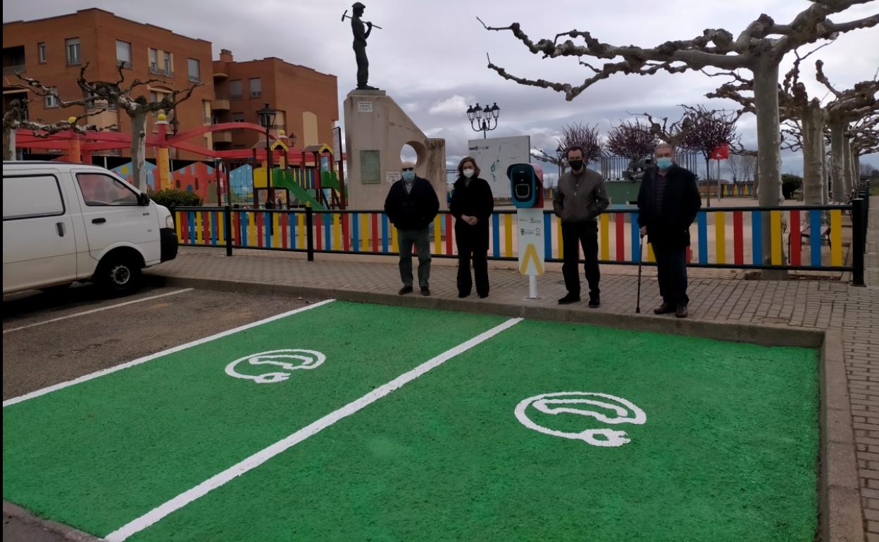 Con esta iniciativa entran en servicio cuatro plazas para la recarga de vehículos eléctricos o híbridos enchufables en dos puntos ubicados en la calle Polideportivo. 