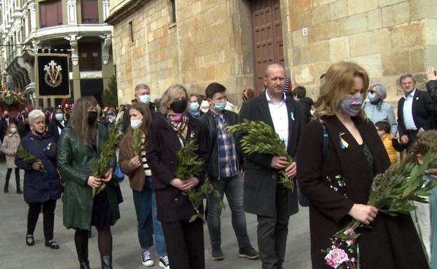 Galería. El grupo de ucranianos presentes en la Procesión de las Palmas.