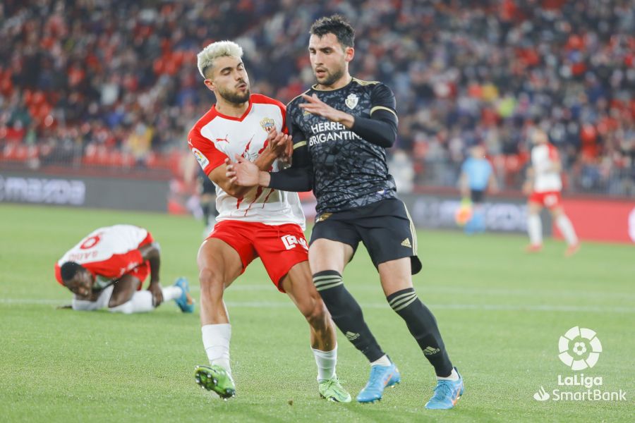 Lance de juego en el partido entre el UD Almería y SD Ponferradina. 