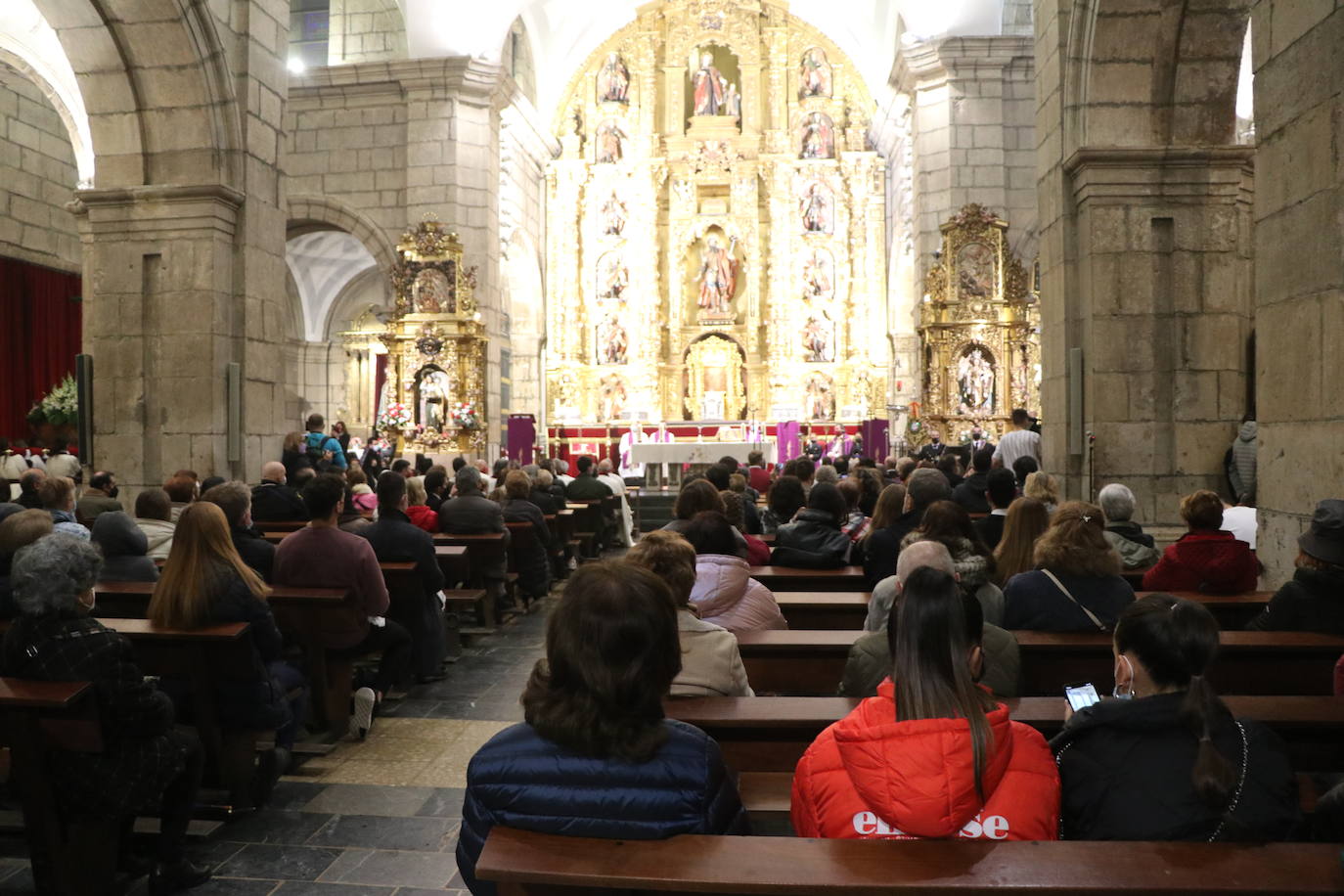 La adversa climatología marca el Lunes Santo en León capital