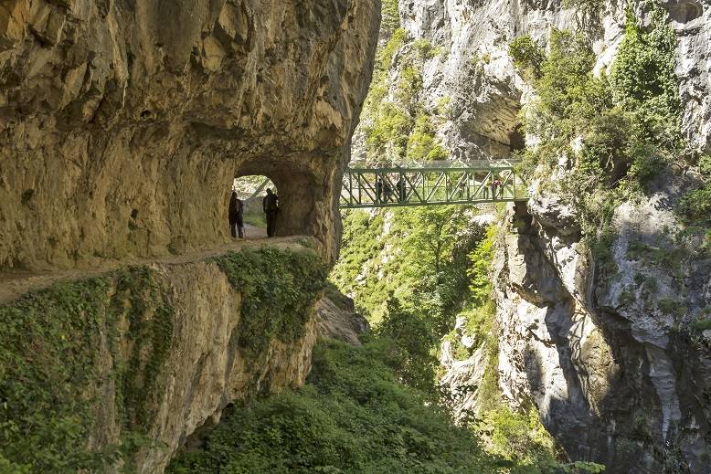 En pleno corazón del Parque Nacional de los Picos de Europa, los orígenes de este vertiginoso camino están llenos de gestas heroicas y anécdotas que ensanchan su leyenda. 