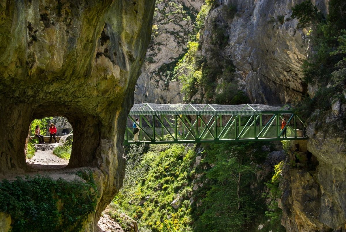 En pleno corazón del Parque Nacional de los Picos de Europa, los orígenes de este vertiginoso camino están llenos de gestas heroicas y anécdotas que ensanchan su leyenda. 