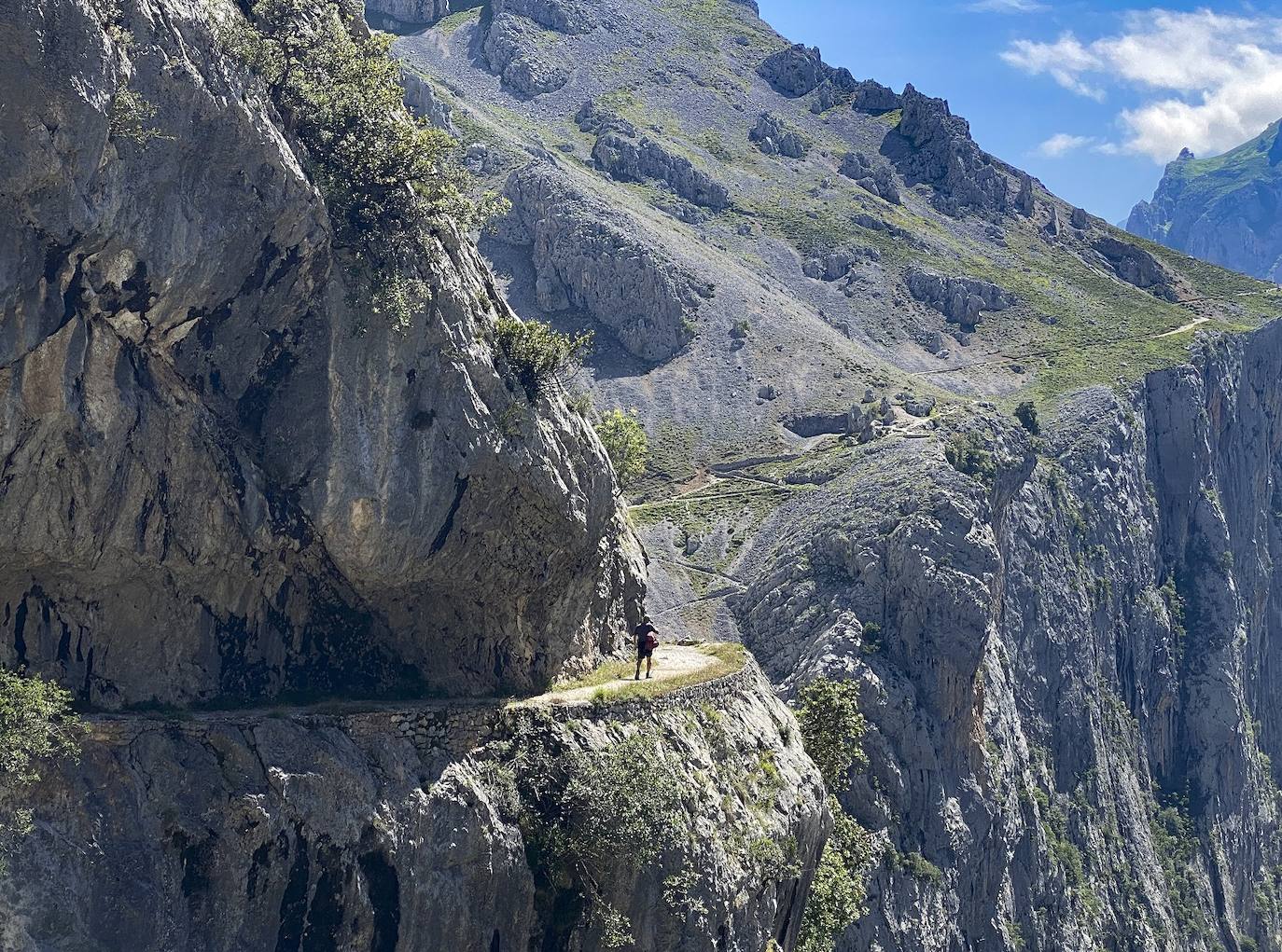 En pleno corazón del Parque Nacional de los Picos de Europa, los orígenes de este vertiginoso camino están llenos de gestas heroicas y anécdotas que ensanchan su leyenda. 