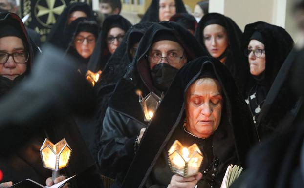 Acto de la Solemne Adoración de las Llagas de Cristo en el interior de las Concepcionistas.