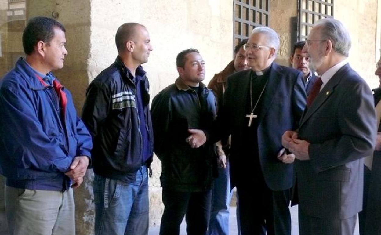 El anterior obispo asentó este acto de recepción en la Semana Santa leonesa.