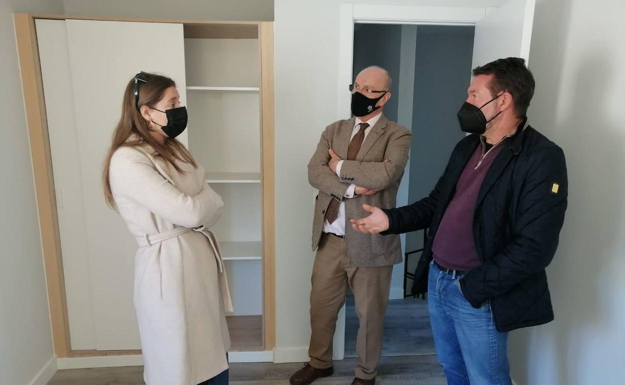 La delegada territorial, Ester Muñoz, visita la vivienda que ha sido rehabilitada en el municipio leonés.