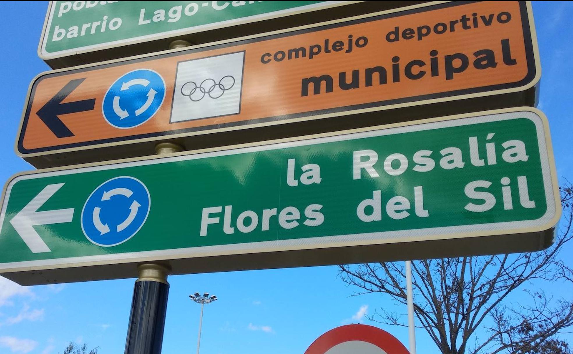 La señal informativa ubicada en el Puente del Centenario dirige hacia el barrio de la Rosalía en lugar de a La Rosaleda.