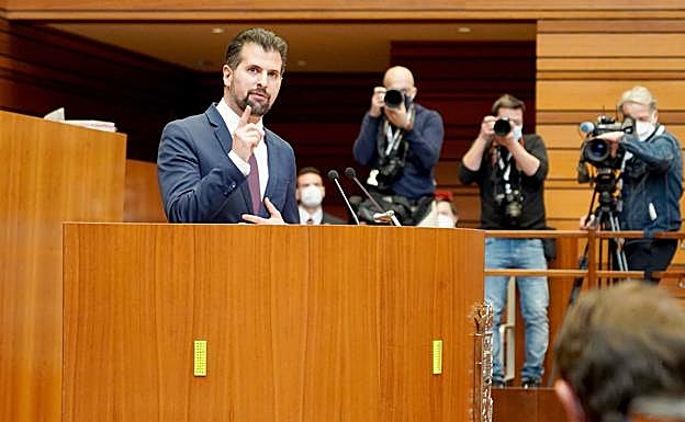 El portavoz del grupo socialista, Luis Tudanca, durante la sesión de investidura del presidente de la Junta. 