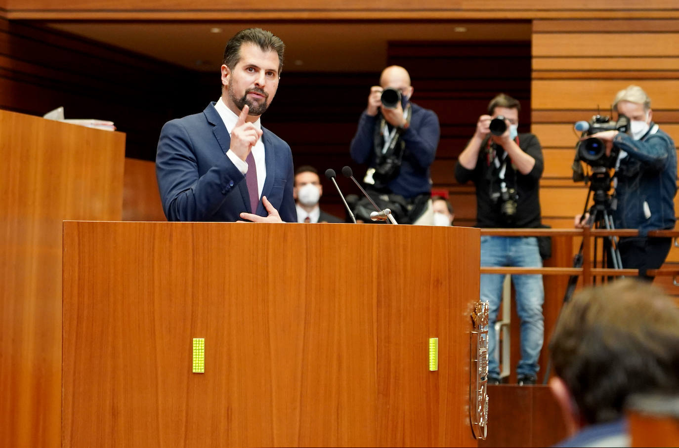 El portavoz del Grupo Socialista, Luis Tudanca, durante la sesión de tarde del debate de investidura del candidato a la Presidencia de la Junta de Castilla y León