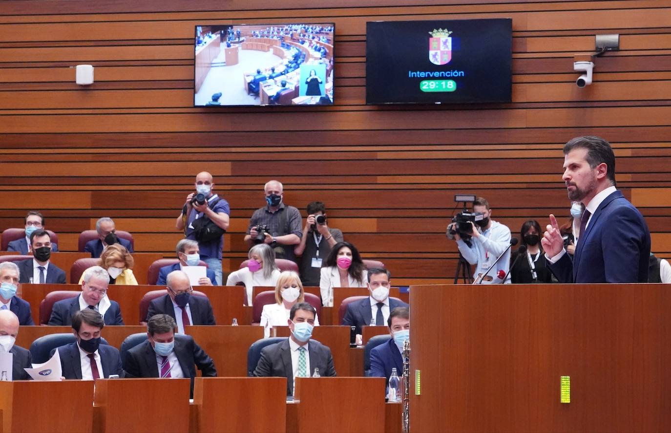 El portavoz del Grupo Socialista, Luis Tudanca, durante la sesión de tarde del debate de investidura del candidato a la Presidencia de la Junta de Castilla y León