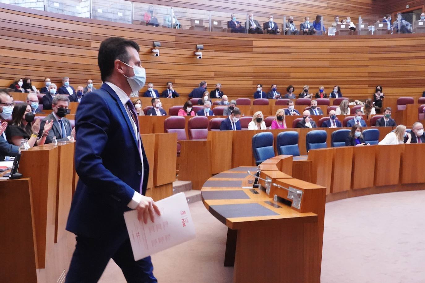 El portavoz del Grupo Socialista, Luis Tudanca, durante la sesión de tarde del debate de investidura del candidato a la Presidencia de la Junta de Castilla y León