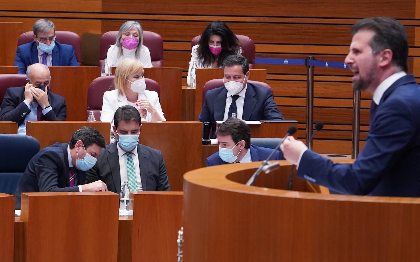 El portavoz del Grupo Socialista, Luis Tudanca, durante la sesión de tarde del debate de investidura del candidato a la Presidencia de la Junta de Castilla y León