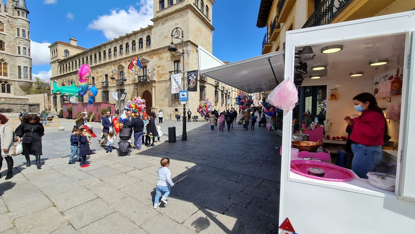 León se suma a una gran Semana Santa con mas de 80.000 turistas y ocupaciones del 90%. Los hosteleros creen aseguran que con la previsión de buen tiempo para los días grandes se podrían alcanzar registros «similares a los de 2019». Los datos del fin de semana apuntan «en la mejor dirección». 