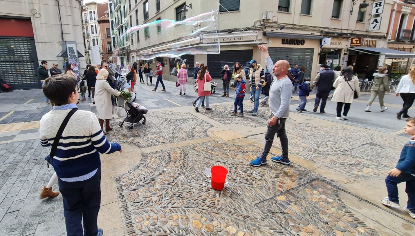 León se suma a una gran Semana Santa con mas de 80.000 turistas y ocupaciones del 90%. Los hosteleros creen aseguran que con la previsión de buen tiempo para los días grandes se podrían alcanzar registros «similares a los de 2019». Los datos del fin de semana apuntan «en la mejor dirección». 