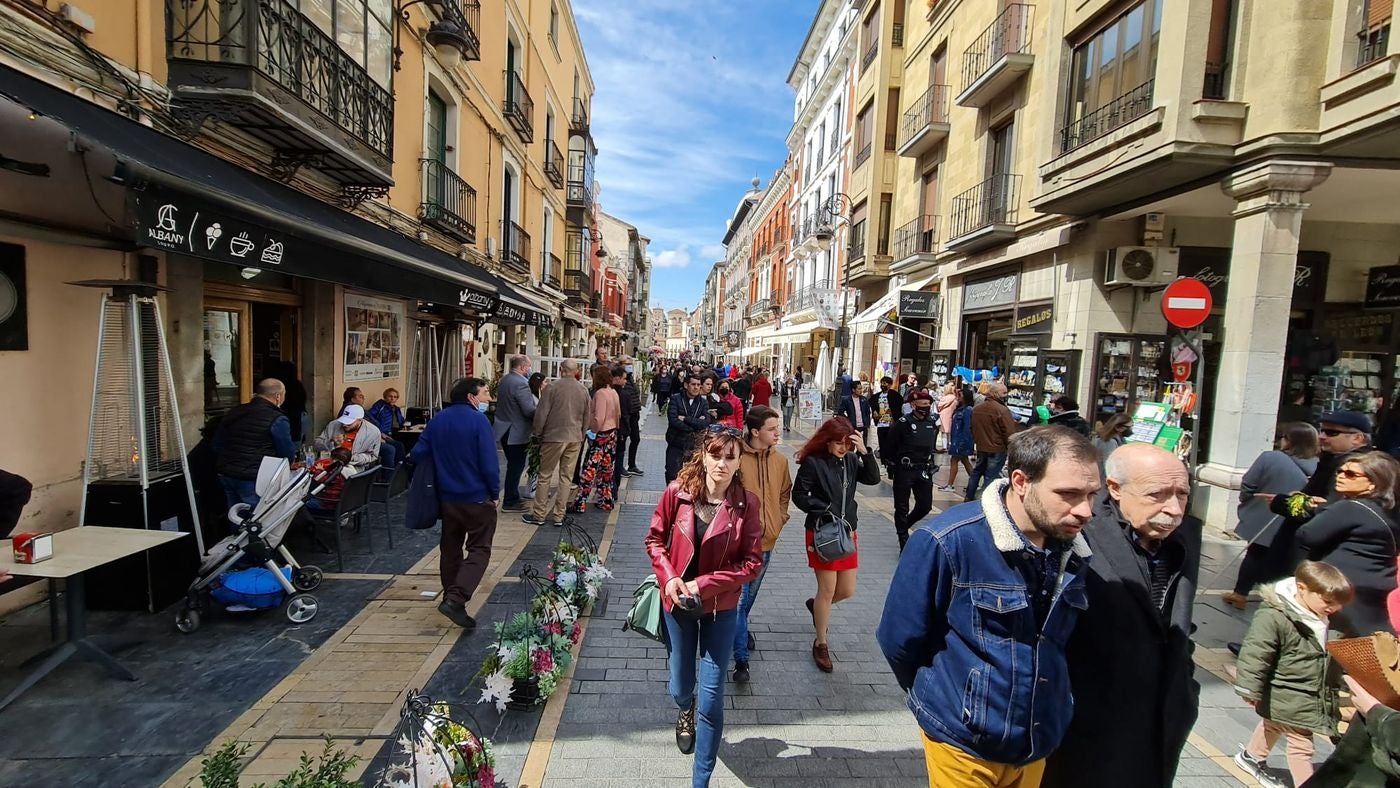 León se suma a una gran Semana Santa con mas de 80.000 turistas y ocupaciones del 90%. Los hosteleros creen aseguran que con la previsión de buen tiempo para los días grandes se podrían alcanzar registros «similares a los de 2019». Los datos del fin de semana apuntan «en la mejor dirección». 