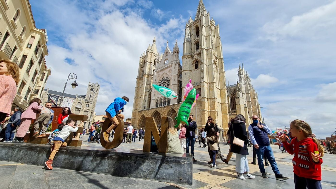 León se suma a una gran Semana Santa con mas de 80.000 turistas y ocupaciones del 90%. Los hosteleros creen aseguran que con la previsión de buen tiempo para los días grandes se podrían alcanzar registros «similares a los de 2019». Los datos del fin de semana apuntan «en la mejor dirección». 