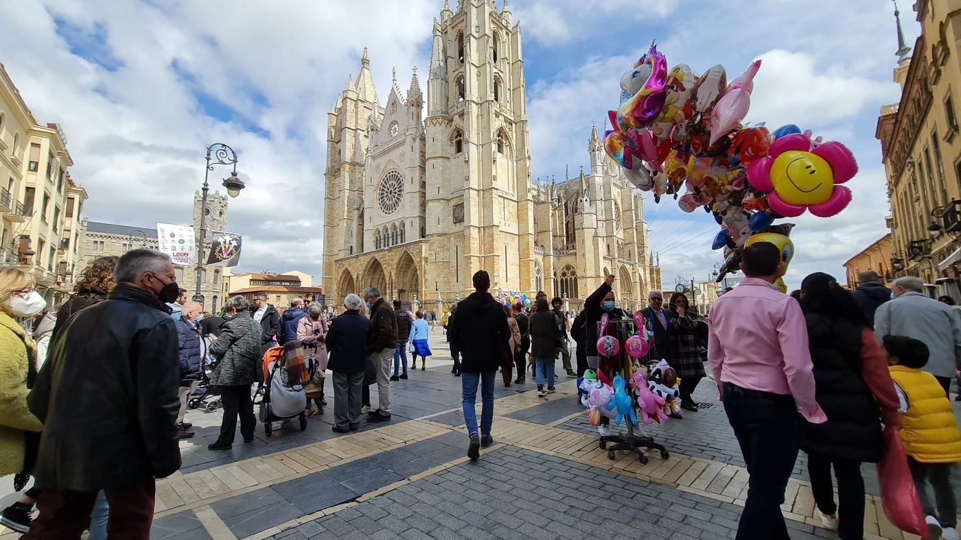 León se suma a una gran Semana Santa con mas de 80.000 turistas y ocupaciones del 90%. Los hosteleros creen aseguran que con la previsión de buen tiempo para los días grandes se podrían alcanzar registros «similares a los de 2019». Los datos del fin de semana apuntan «en la mejor dirección». 