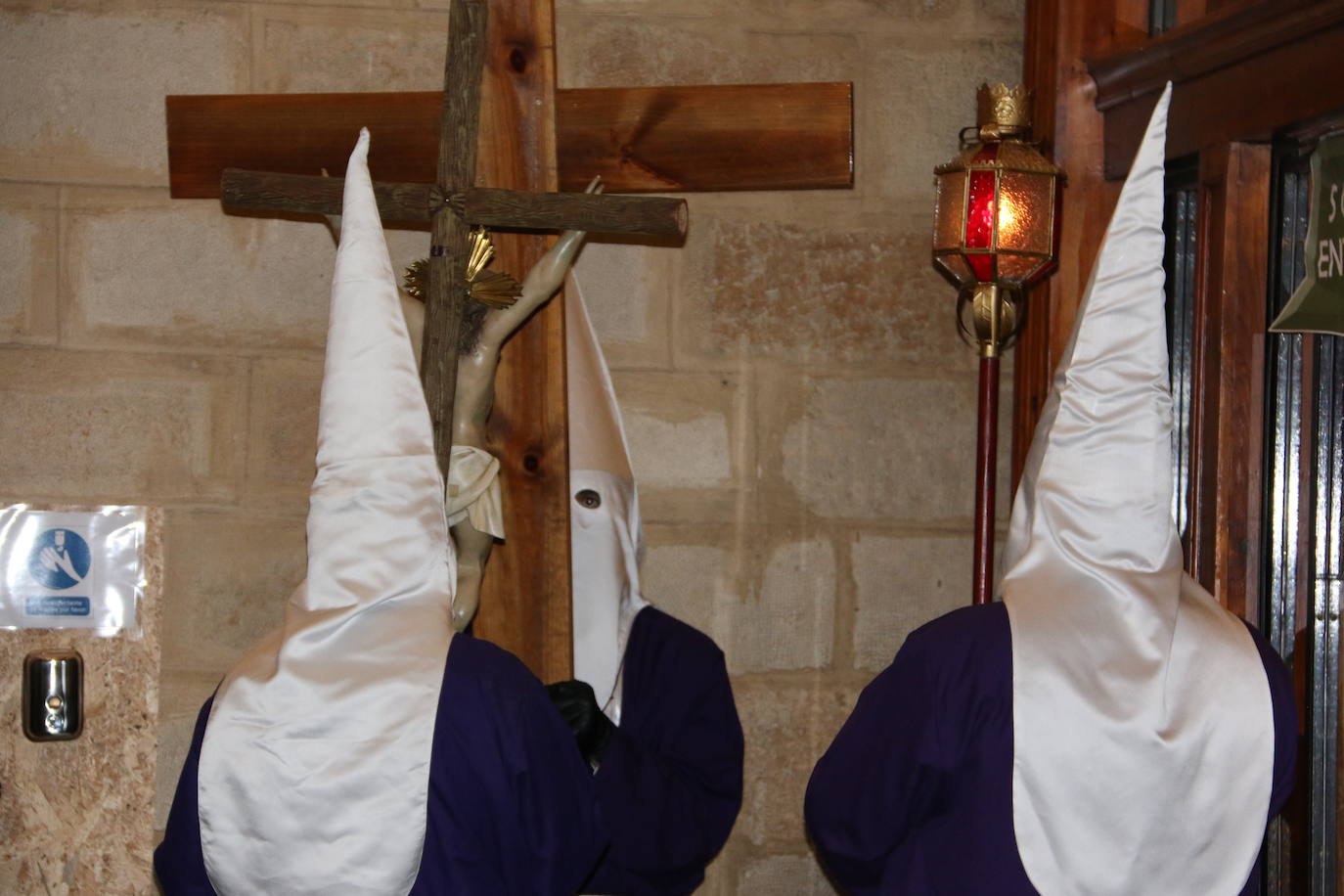 Un momento del Via Crucis en la Iglesia de San Francisco. 