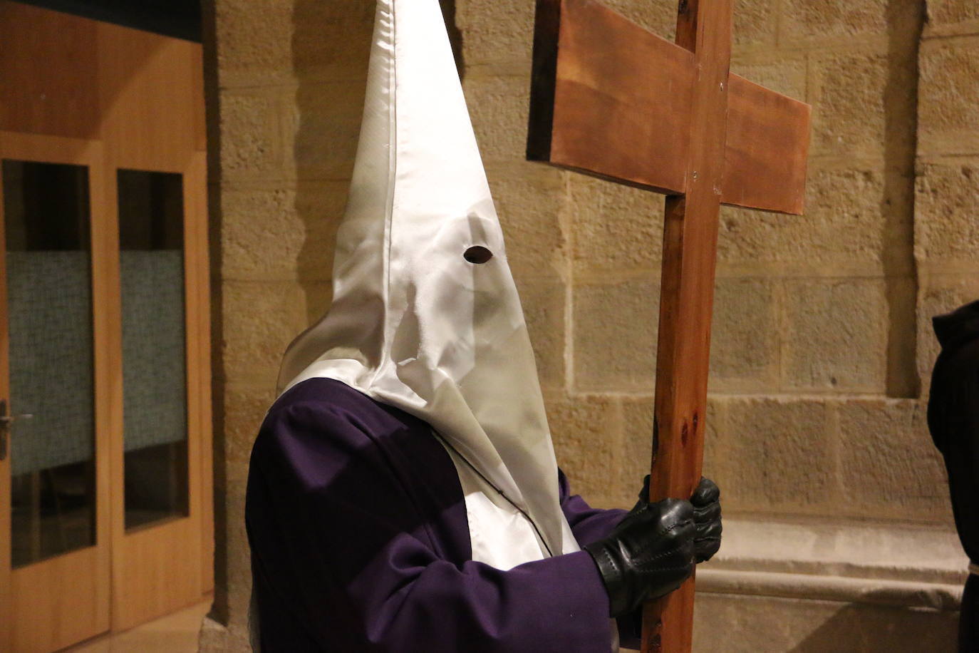 Un momento del Via Crucis en la Iglesia de San Francisco. 