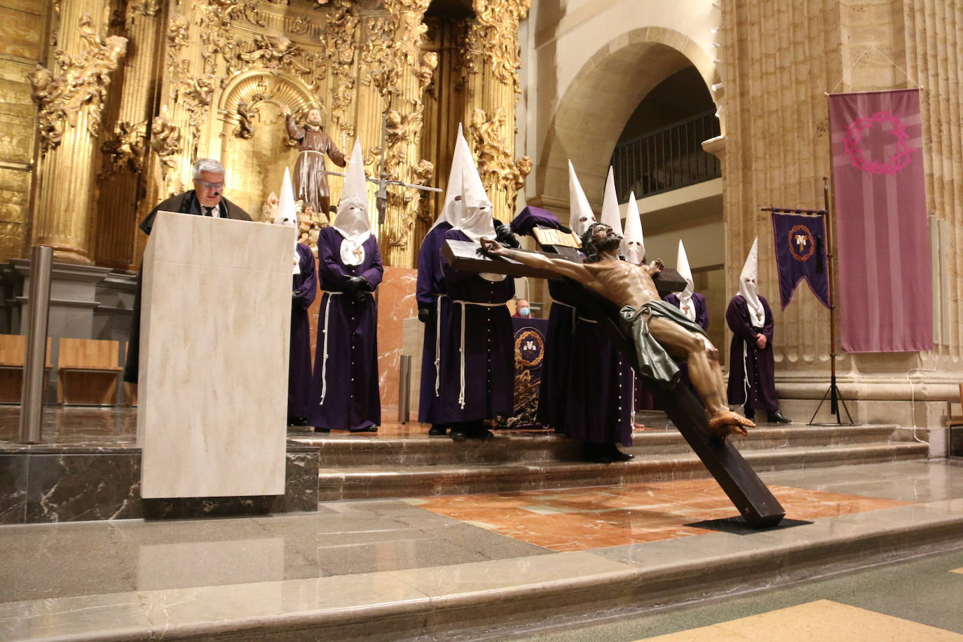 Un momento del Via Crucis en la Iglesia de San Francisco. 