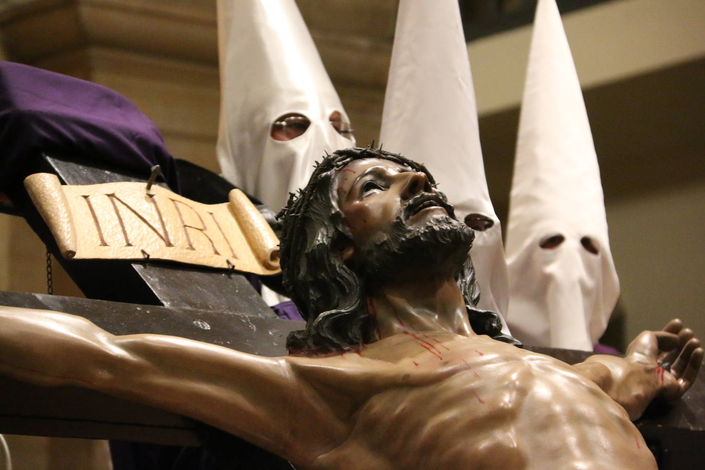 Un momento del Via Crucis en la Iglesia de San Francisco. 