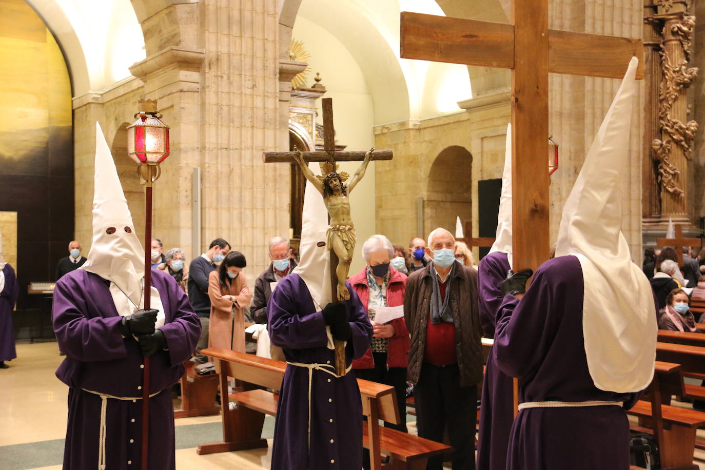 Un momento del Via Crucis en la Iglesia de San Francisco. 