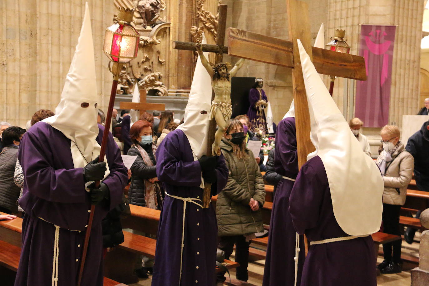 Un momento del Via Crucis en la Iglesia de San Francisco. 