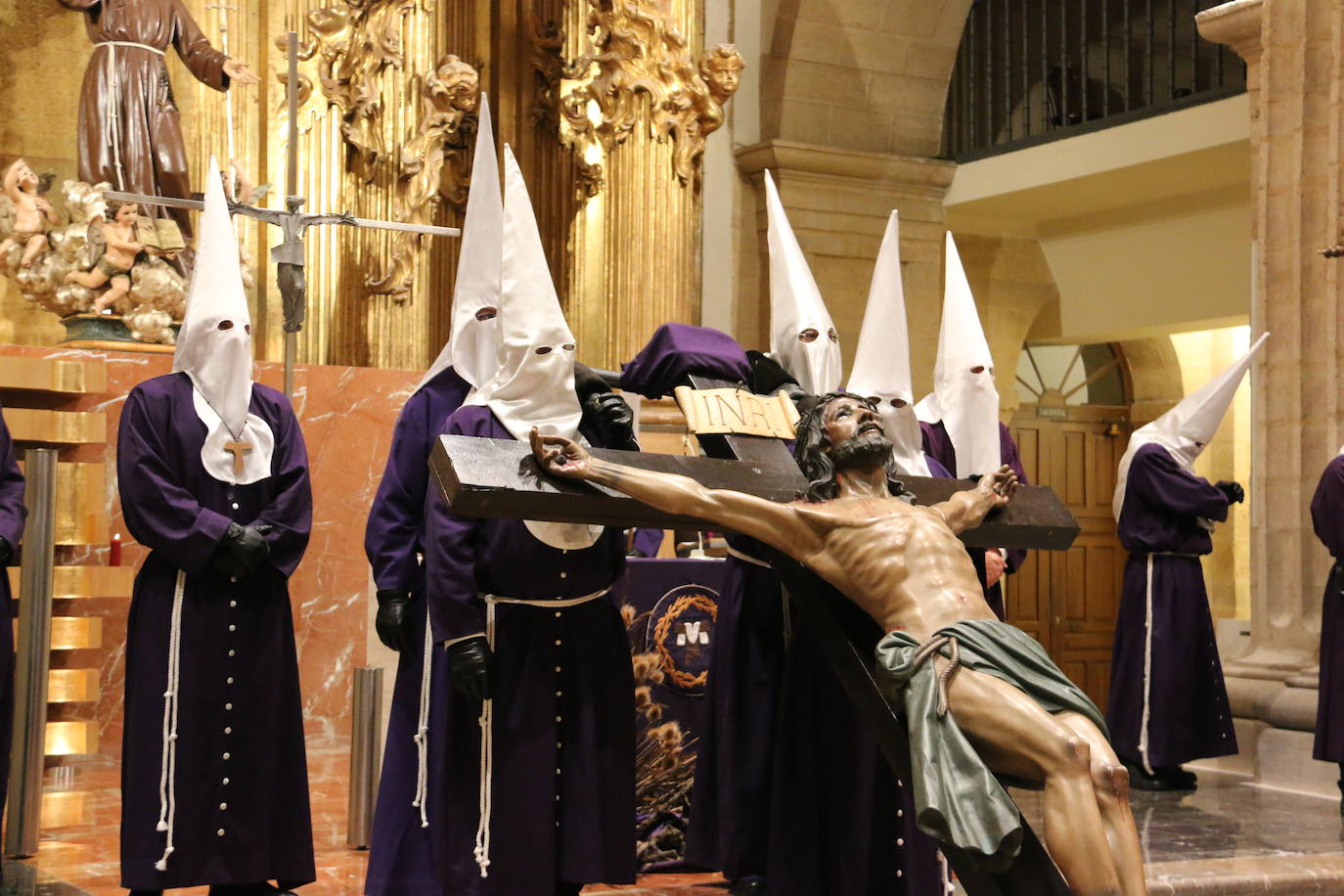 Un momento del Via Crucis en la Iglesia de San Francisco. 