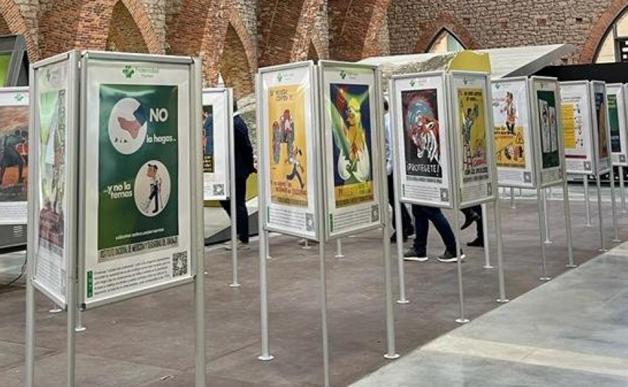 La exposición contiene carteles alusivos a los tres vértices del triángulo en que se enmarcan los siniestros laborales. 