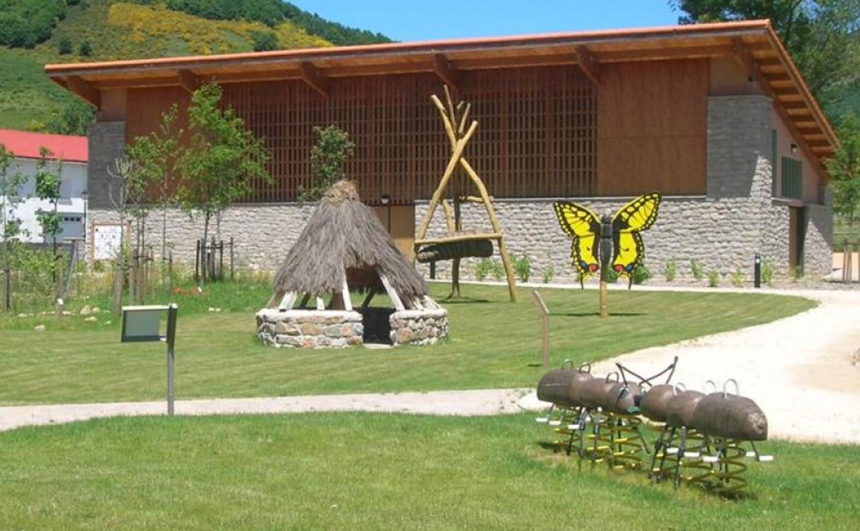 Jardín trasero de la Casa del Parque de Valdeburón