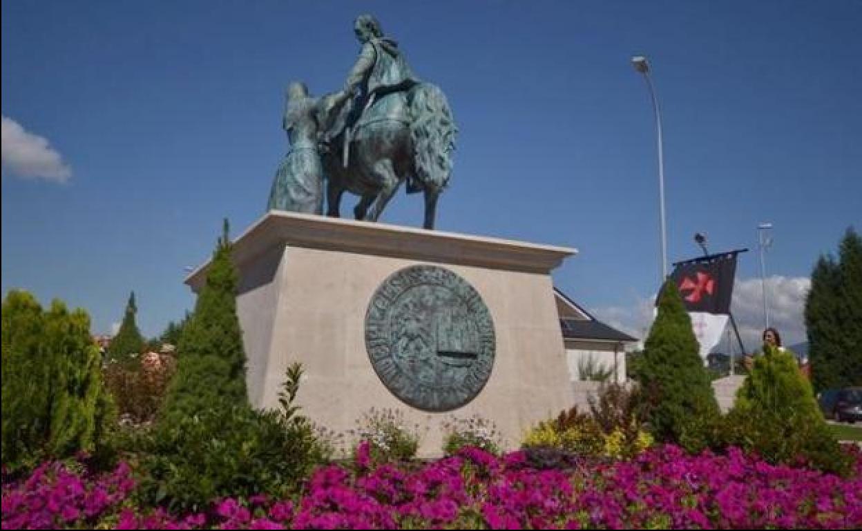 Estatua de homenaje a 'El Señor de Bembibre' en la capital del Bierzo Alto.