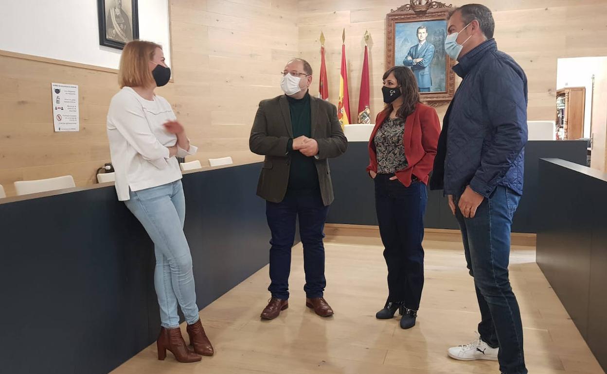 Visita de Gemma Villarroel al Ayuntamiento de La Bañeza. 