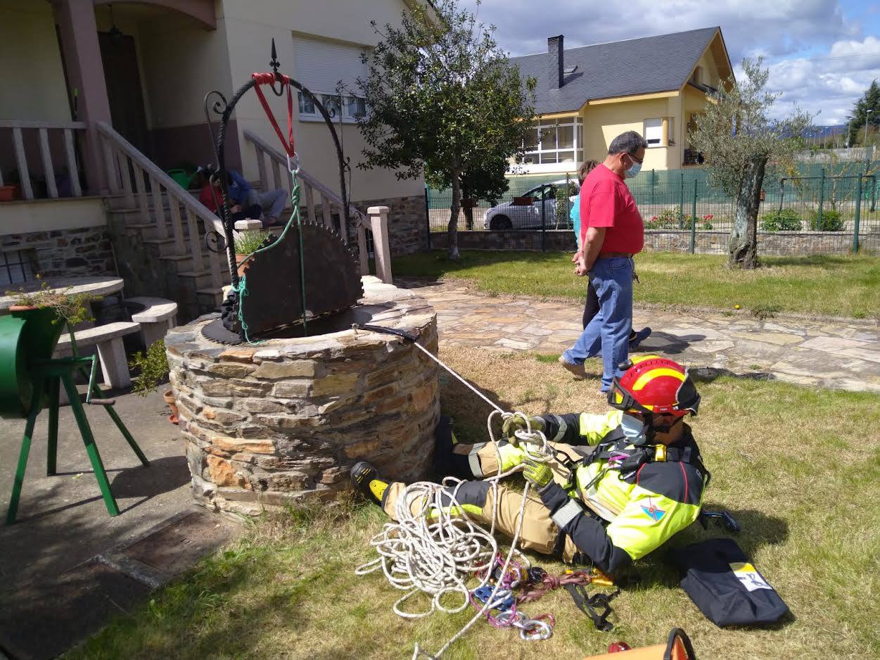 Imagen del rescate de un gato por los Bomberos de Ponferrada. 