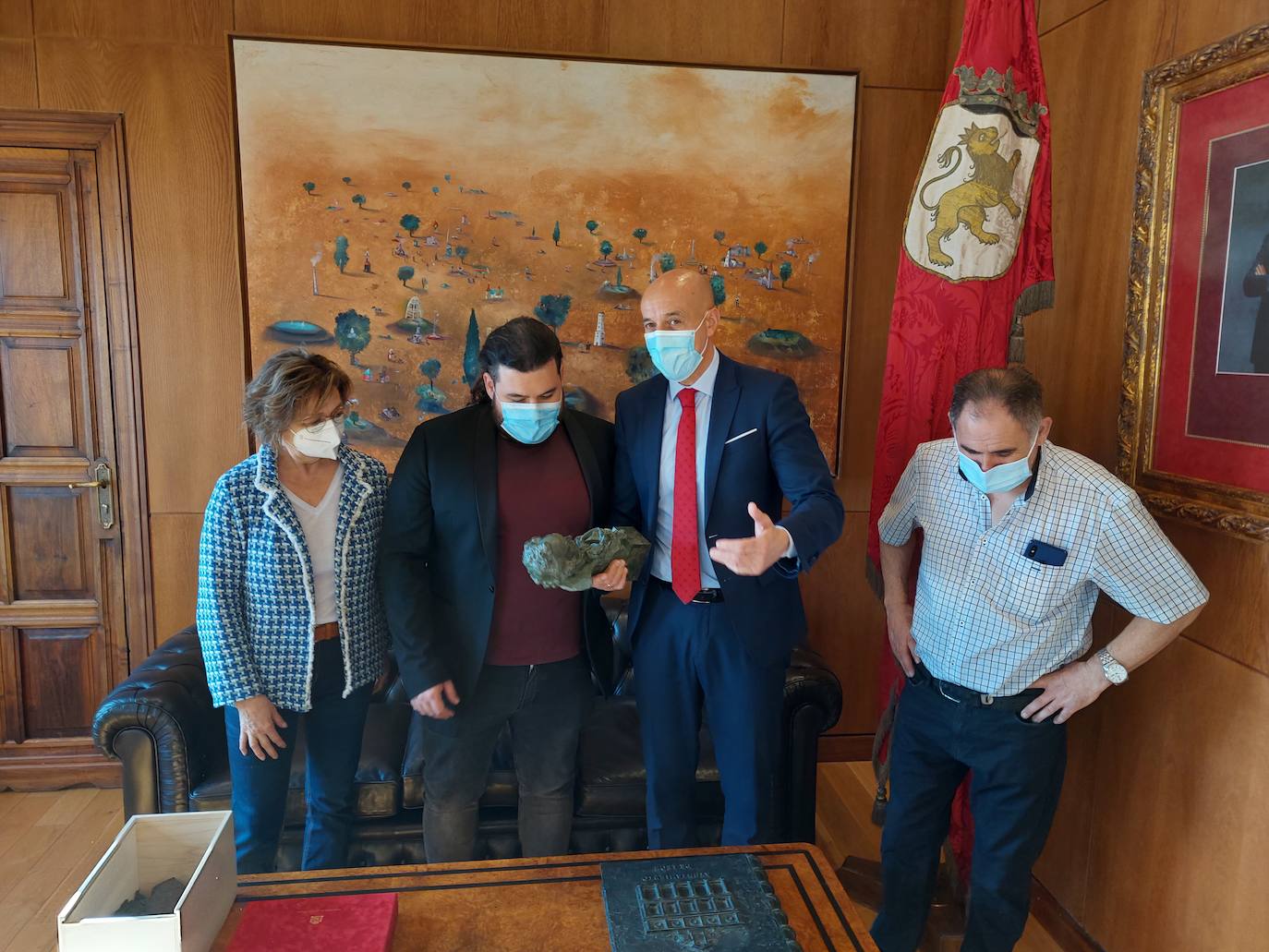 Néstor López, ganador del goya al 'Mejor Documental', visita León con la estatuilla debajo del brazo.
