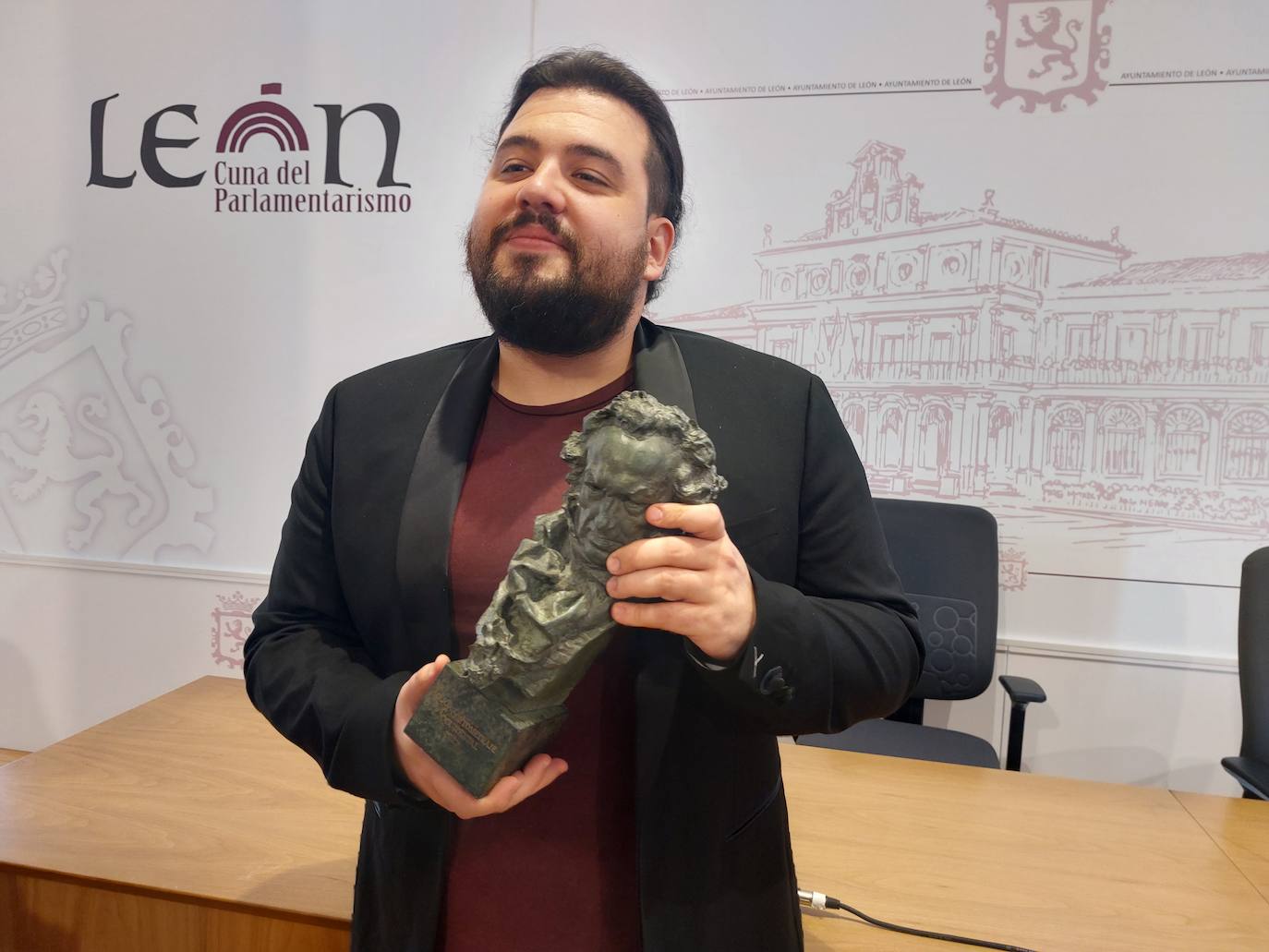 Néstor López, ganador del goya al 'Mejor Documental', visita León con la estatuilla debajo del brazo.