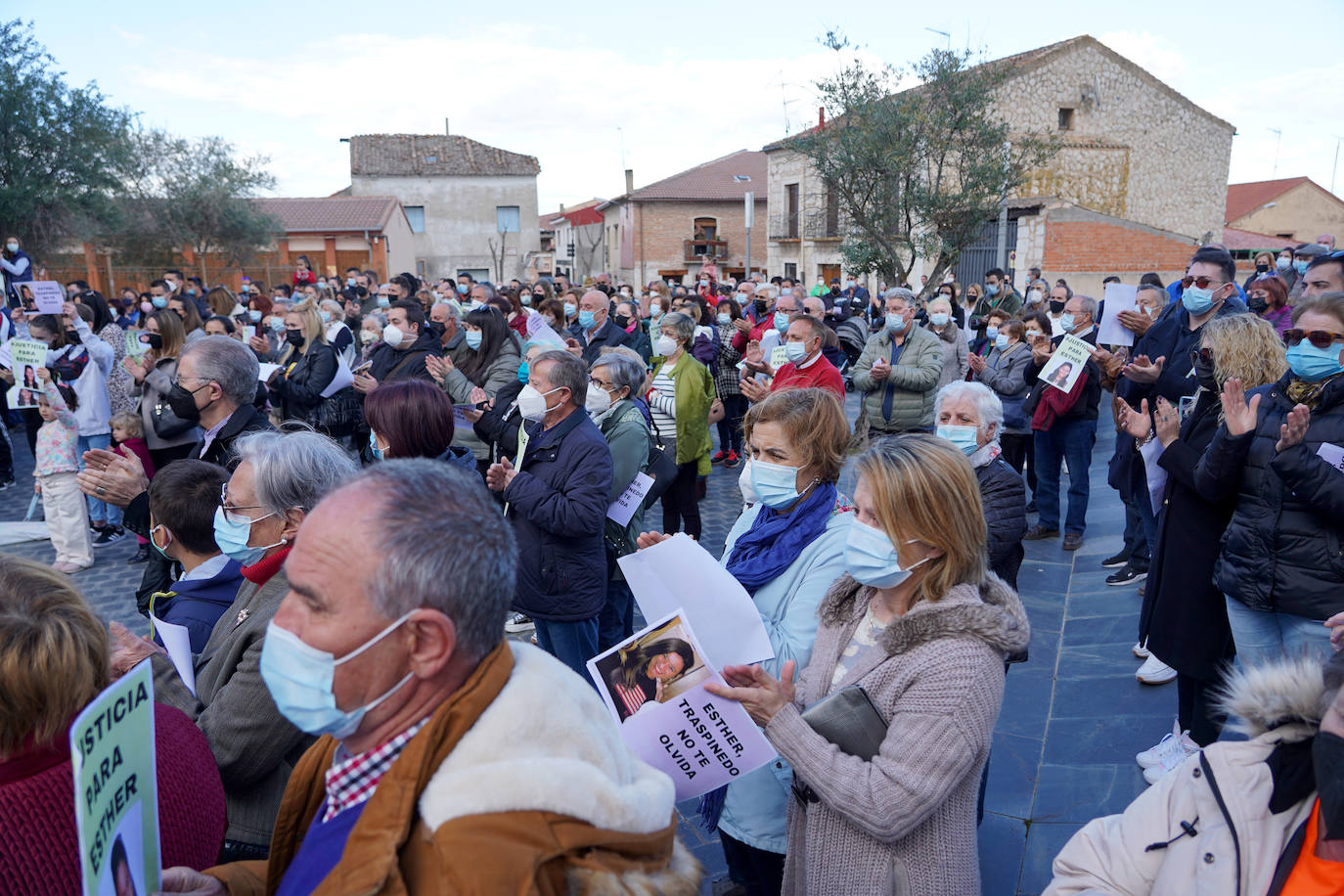 Mientras continúa la investigación sobre la muerte de la joven, los vecinos de su pueblo se concentran en la plaza mayor de Traspinedo en su recuerdo.