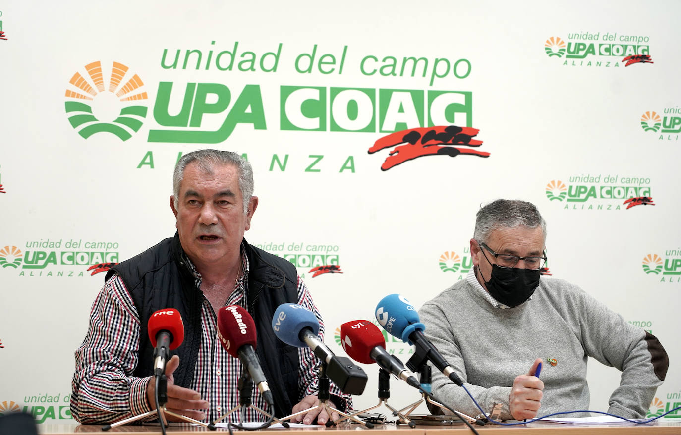 El coordinador autonómico de COAG, Lorenzo Rivera, y el secretario general de UPA Castilla y León, Aurelio Aurelio González (I), presentan sus propuestas al nuevo Gobierno de la Junta de Castilla y León para «garantizar el presente y futuro de las explotaciones familiares agrarias de la comunidad.