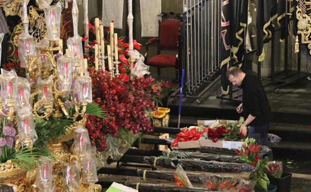 Galería. El montaje de la procesión requiere de muchas manos estos días.