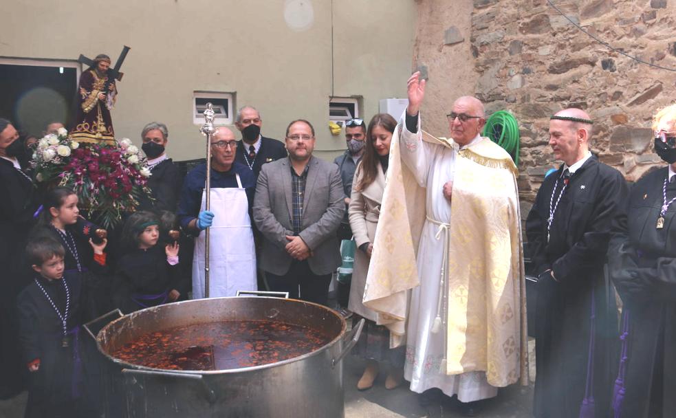 La bendición del potaje es el paso previo al reparto del mismo entre los comensales. 