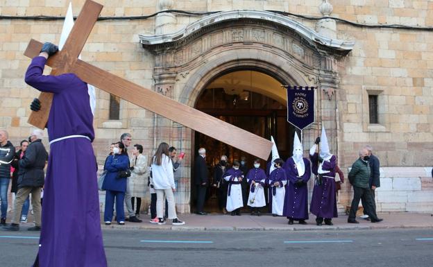 Los crucíferos acompañan las dos imágenes ante el silencio de la ciudad. 