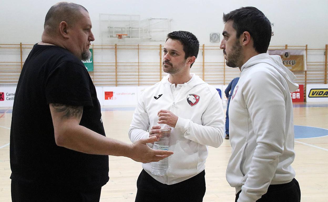 Guillermo Algorri, junto al cuerpo técnico del Rodríguez Cleba, en un partido de esta temporada.