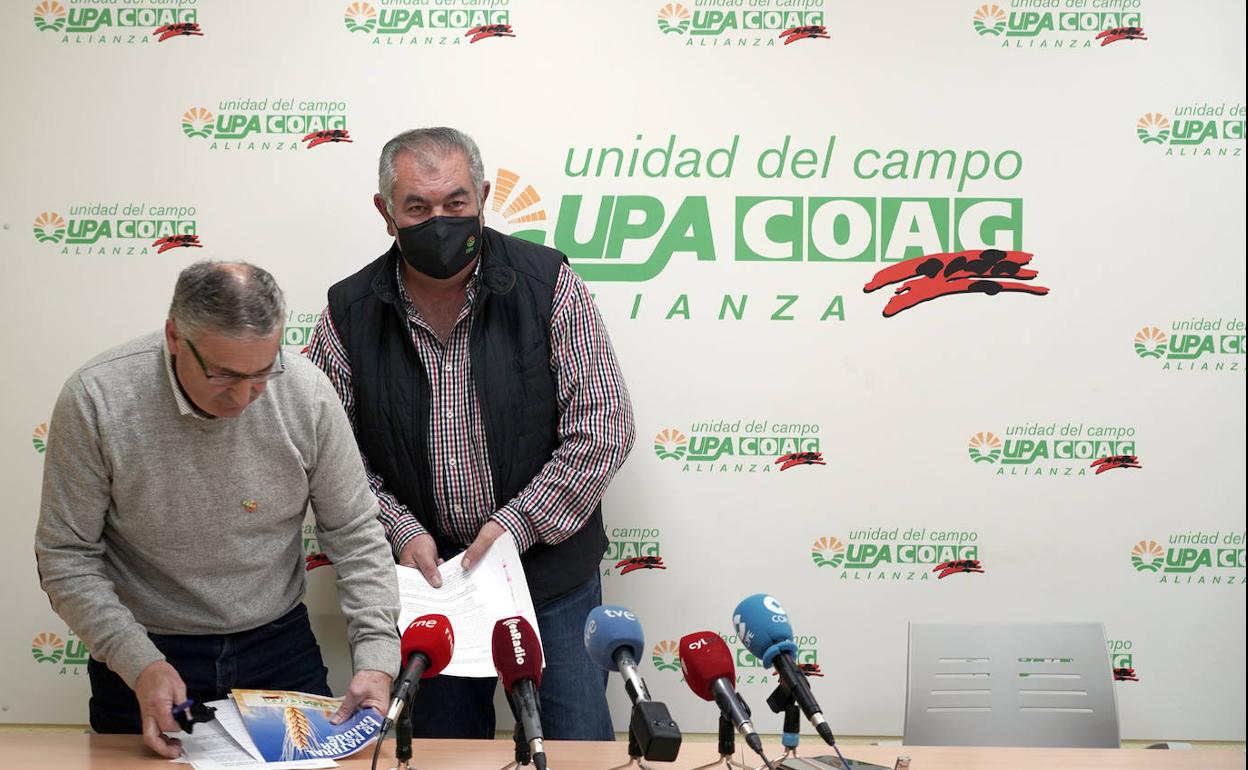 El coordinador autonómico de COAG, Lorenzo Rivera, y el secretario general de UPA Castilla y León, Aurelio Aurelio González (I), presentan sus propuestas al nuevo Gobierno de la Junta de Castilla y León para «garantizar el presente y futuro de las explotaciones familiares agrarias de la comunidad.