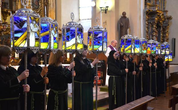 Los faroles en un acto en el interior de la iglesia.