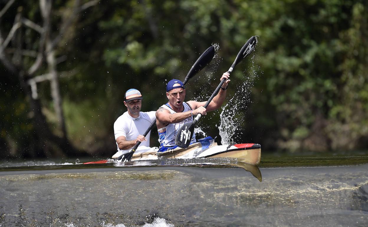 Dos palistas en una de las ediciones del Descenso del Bajo Asón. 