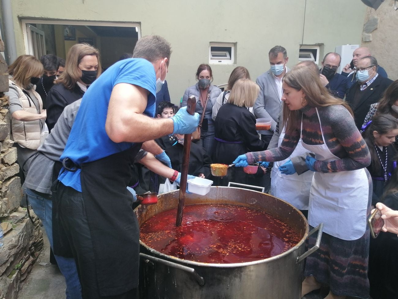Fotos: El Santo Potajero alimenta a La Bañeza